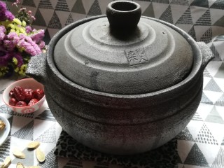 5、猪脚姜醋,准备一个土砂锅熬,是甜醋一定要用砂锅