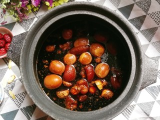 10、猪脚姜醋,经过一个小时的熬,煮鸡蛋跟猪脚都熬得非常的入味,这时已经煮好了