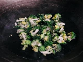 1、虾仁炒饭,水烧开加少许盐。花椰菜焯水30秒,冷水冲洗备用。