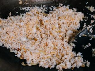 5、虾仁炒饭,加入鱼露,绍兴黄酒,香油,酱油,盐和白胡椒粉。 充分搅拌。