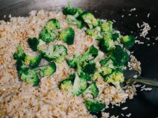 7、虾仁炒饭,加入西兰花。