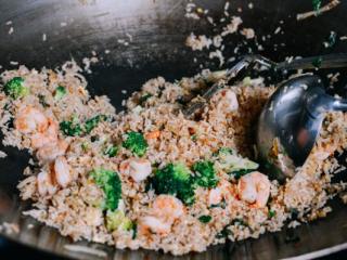 10、虾仁炒饭,稍微翻炒即可起锅。