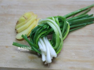 4、冰糖肘子,葱打结，姜切片，备用。