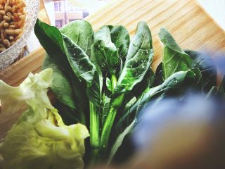 2、营养都在这一碗 糙米减肥沙拉,蔬菜洗净