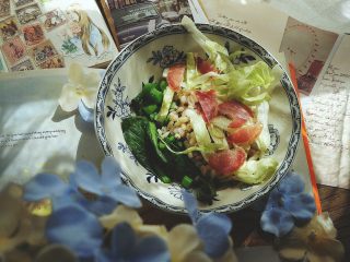 15、营养都在这一碗 糙米减肥沙拉,加入腊肠