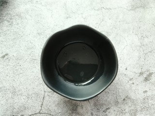 4、番茄巴沙鱼,蛋黄蛋清分离，取蛋清备用。