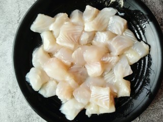 5、番茄巴沙鱼,放入胡椒粉、料酒、盐搅拌均匀。