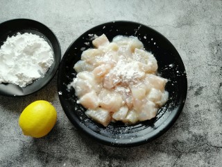 6、番茄巴沙鱼,继续放入蛋清、适量淀粉搅拌均匀（淀粉不要全部放完，留一部分备用）。