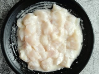 7、番茄巴沙鱼,拌匀后腌制15分钟。