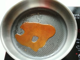 13、番茄巴沙鱼,锅里倒入调好的料汁。