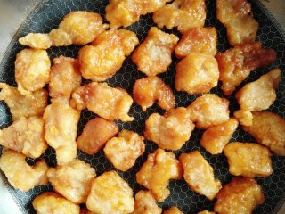 15、番茄巴沙鱼,让巴沙鱼块均匀裹上汤汁，图为裹上汤汁后的巴沙鱼颜色非常好看。