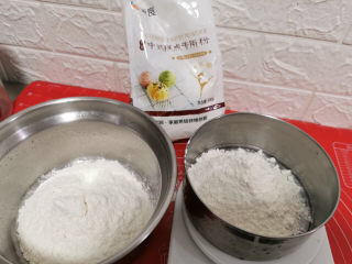 1、螺旋大麦苗酥皮月饼,中式糕点粉，分别称好100克、80克