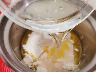 4、螺旋大麦苗酥皮月饼,水油皮，中式糕点粉100克、糖15克、鸡油30克、水45克拌匀