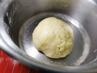 5、螺旋大麦苗酥皮月饼,揉成团