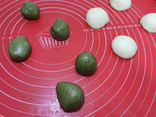 9、螺旋大麦苗酥皮月饼,水油皮与酥油皮，各分为5个小剂子