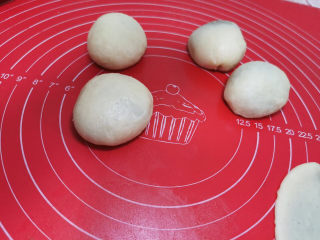 11、螺旋大麦苗酥皮月饼,搓圆