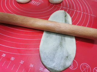 12、螺旋大麦苗酥皮月饼,擀成牛舌状