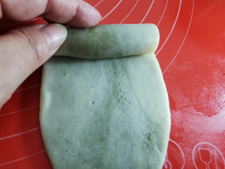 14、螺旋大麦苗酥皮月饼,再把静置后的饼皮，擀成牛舌状