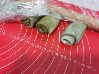 15、螺旋大麦苗酥皮月饼,卷好，静置20分钟