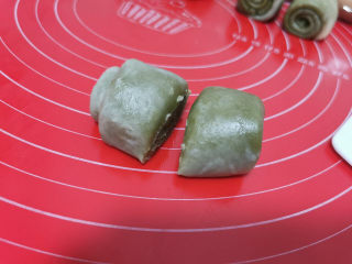 16、螺旋大麦苗酥皮月饼,取一个小剂子对半切开