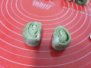 17、螺旋大麦苗酥皮月饼,端面朝上