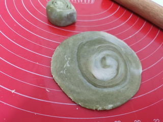 18、螺旋大麦苗酥皮月饼,擀开