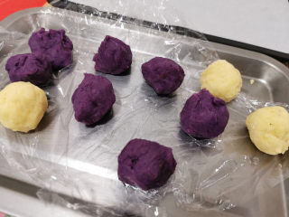 19、螺旋大麦苗酥皮月饼,紫薯蒸熟，压成泥，加糖，搓成30克小剂子，绿豆仁做法相同