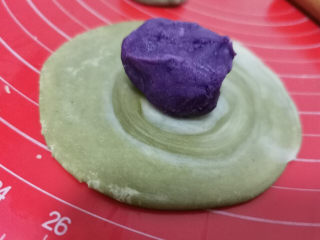 20、螺旋大麦苗酥皮月饼,月饼酥皮包入一颗紫薯馅料