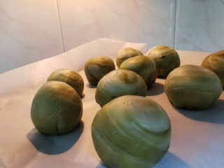 21、螺旋大麦苗酥皮月饼,包紧、搓圆