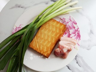 1、蒜苗炒香干,准备食材。