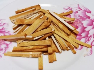4、蒜苗炒香干,将豆腐干切成条。