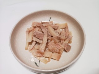 5、蒜苗炒香干,煮好的五花肉切小细条。