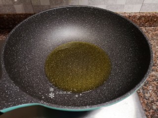 6、蒜苗炒香干,热锅倒油烧至5成热。