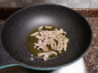 7、蒜苗炒香干,放入五花肉翻炒片刻煸出油。