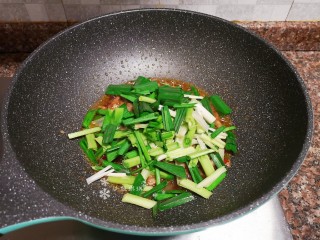 9、蒜苗炒香干,放入蒜苗翻炒均匀。