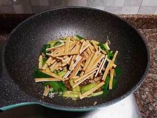 10、蒜苗炒香干,放入豆腐干翻炒均匀。