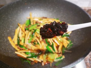 12、蒜苗炒香干,放入一勺老干妈风味豆豉翻炒片刻即可出锅。