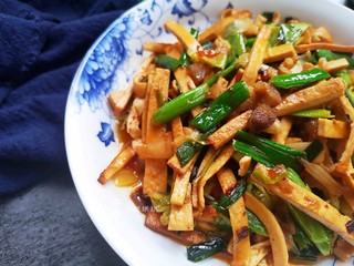 13、蒜苗炒香干,炒豆干放入五花肉会比较香，有油气！