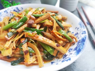 14、蒜苗炒香干,豆干不要切得太粗，不然不容易入味！