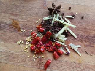 1、酱爆香辣钉螺,.钉螺洗净，姜切成姜丝，蒜切块，干辣椒切段，准备花椒八角（呃，我忘记放蒜了）