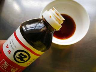 2、酱爆香辣钉螺,把需要的调味料提前调成酱汁，又一鲜酱油2勺左右。