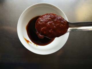 4、酱爆香辣钉螺,蒜蓉辣酱1勺