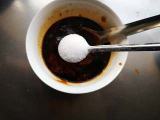 5、酱爆香辣钉螺,盐一小勺，糖2小勺。（别的酱料是用的一般吃饭的略大一点的汤勺，盐糖是用的调味料的小勺）