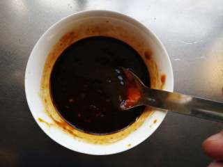 6、酱爆香辣钉螺,搅拌均匀。