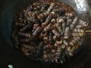 9、酱爆香辣钉螺,倒入调好的酱料汁。