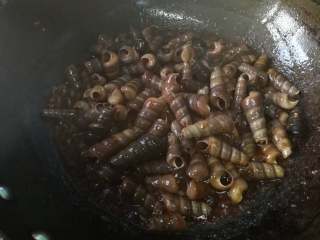 11、酱爆香辣钉螺,大约10分钟左右，把汤汁收干就可以出锅了。