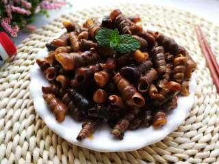 12、酱爆香辣钉螺,香辣的钉螺吮指留香，再来杯啤酒就完美了。