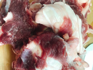 1、牛腩萝卜汤,准备好牛腩