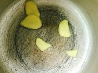 5、牛腩萝卜汤,下姜片