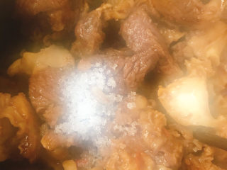 12、牛腩萝卜汤,加入白糖